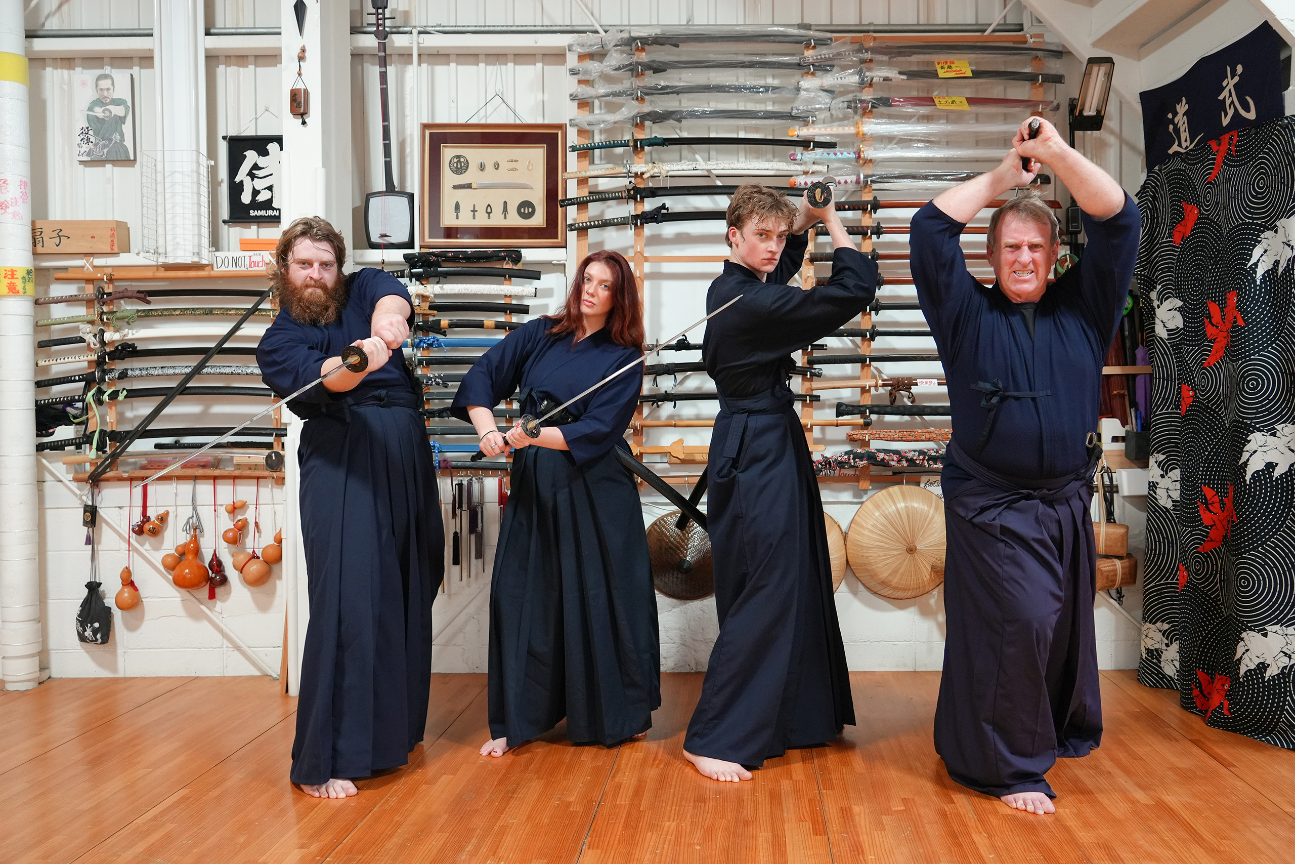 穿戴武士盔甲拍照留念