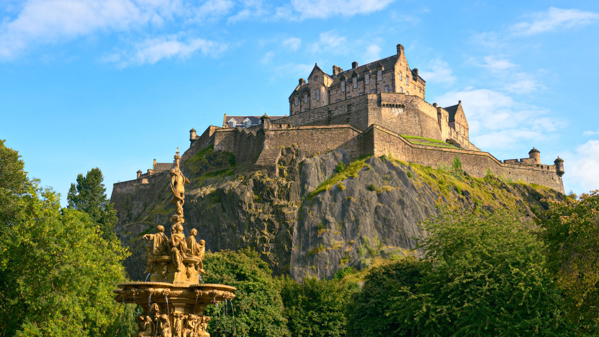 在夜空下,驚歎於愛丁堡城堡雄偉的輪廓 在夜空下,驚歎於愛丁堡城堡雄偉的輪廓