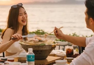 The sea is sparkling, and I feel like I am in a fairy tale world. In the afterglow of the sunset, the food and the sunset dance together, making people intoxicated. Taste a bite of exquisite food, the rich aroma on the tip of the tongue and the gentle lin