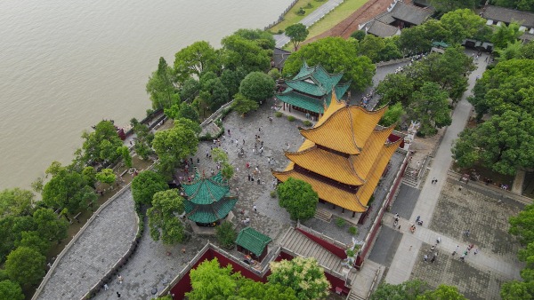 岳陽的明星景點，位於洞庭湖畔，矗立千年，是三國東吳魯肅的閱兵樓。與黃鶴樓、滕王閣並稱江南三大名樓，而岳陽樓是其中唯一保持清代原構的史蹟！