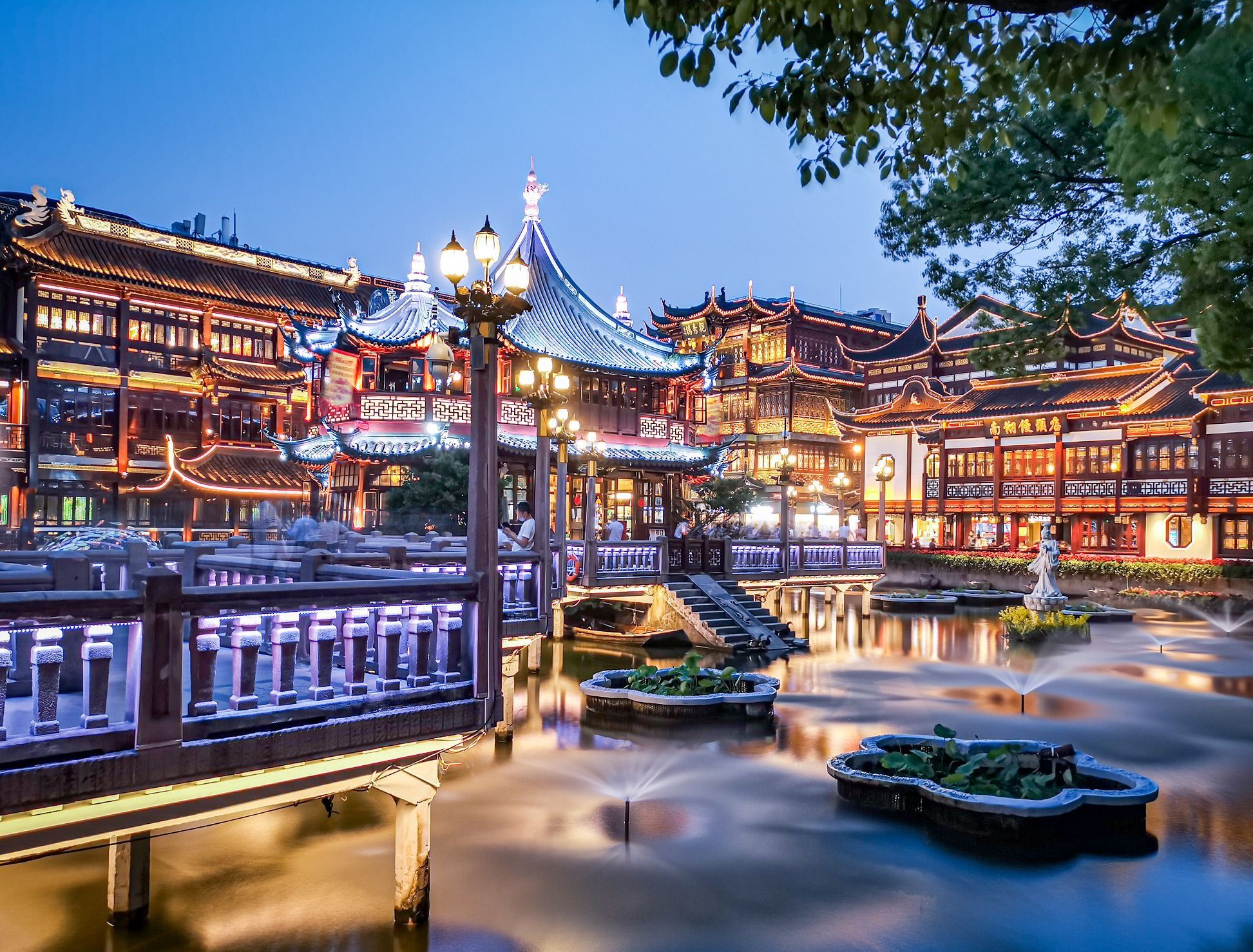 豫園:上海現存唯一的明代江南古典園林,始建於1559年。園內龍牆蜿蜒、花窗精巧、假山疊翠,以小見大的造園藝術堪稱典範。 豫園:上海現存唯一的明代江南古典園林,始建於1559年。園內龍牆蜿蜒、花窗精巧、假山疊翠,以小見大的造園藝術堪稱典範。