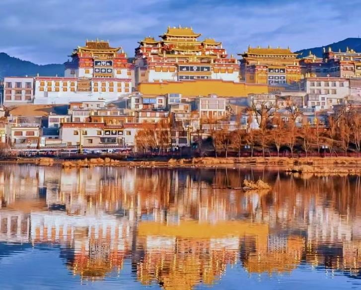 Songzanlin Temple is known as the "Little Potala Palace" and is the main temple of Tibetan Buddhism in Yunnan.