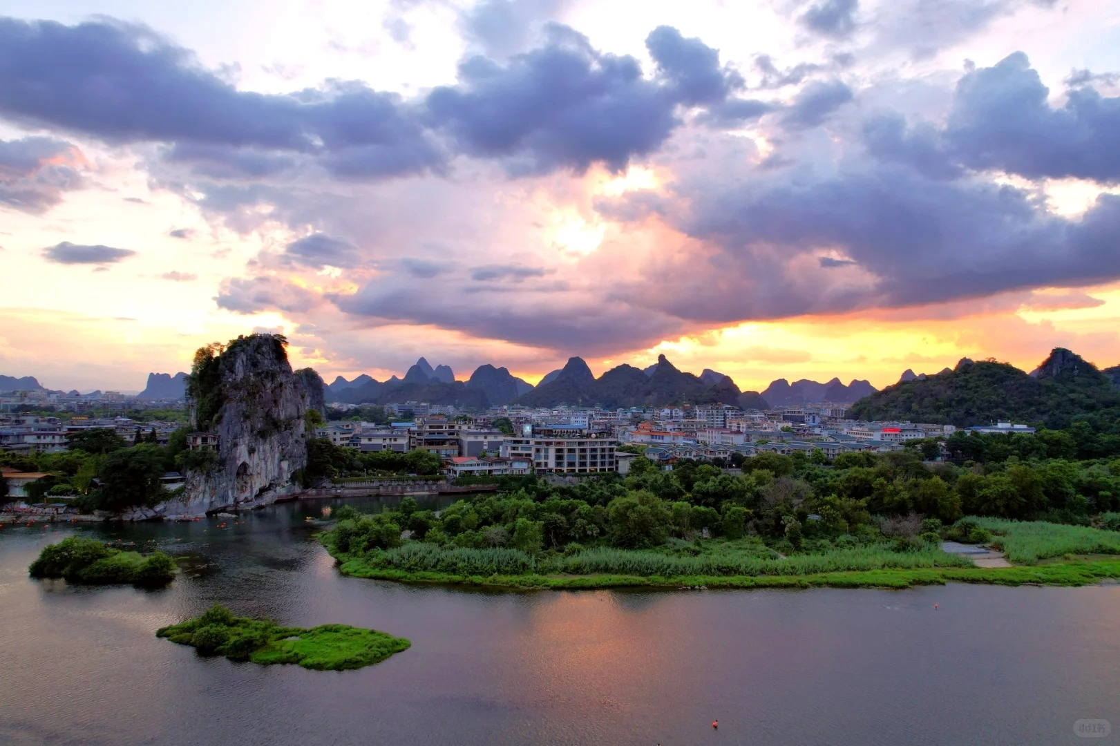 兩江四湖不僅是山水景觀的集合，更是桂林城市靈魂的縮影 —— 它將自然奇觀、歷史脈絡、人文風情與現代生活巧妙融合