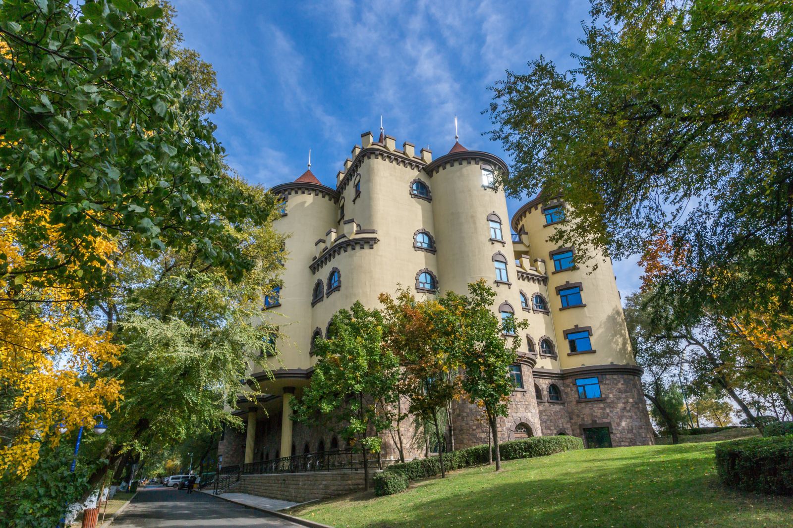 藍天下的洋蔥頭屋頂教堂，金藍相間，典型東正教建築風格