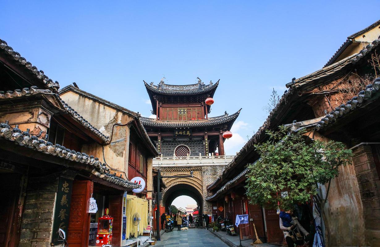 若行程時間充裕，不妨放慢腳步，在伏羲廟周邊深度漫遊。毗鄰的天水古城（西關古城），青磚黛瓦間，明清古建錯落有致，飛簷斗拱訴說歲月滄桑。漫步青石板路，既可穿梭巷陌，細品木雕花窗、垂花門樓的精巧，感受傳統建築的美學韻味；也可駐足特色小店，挑選雕漆屏風、夜光杯等非遺工藝品作為紀念。逛累了，街邊攤檔飄來甜醅子的醇香，舀上一碗，清甜微醺的滋味沁人心脾隨後導遊和司機將護送您前往高鐵站。踏上返程高鐵，回望這座滿載歷史與菸火的城市，一日的文化奇遇就此圓滿收官。蘭州的司機會在出站口接您, 將您送回蘭州下榻的飯店.