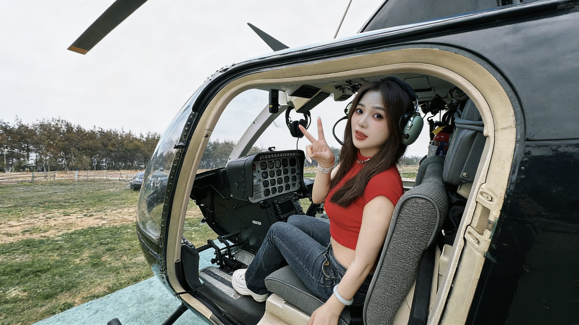 敞開的機艙門裡，紅衫女孩比出的 “V” 字手，撞碎了直升機的冷硬質感
