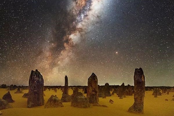 在夜晚邂逅尖峰石陣的魔力,還可選擇觀星,在黑暗的背景下展現天上的景象 在夜晚邂逅尖峰石陣的魔力,還可選擇觀星,在黑暗的背景下展現天上的景象