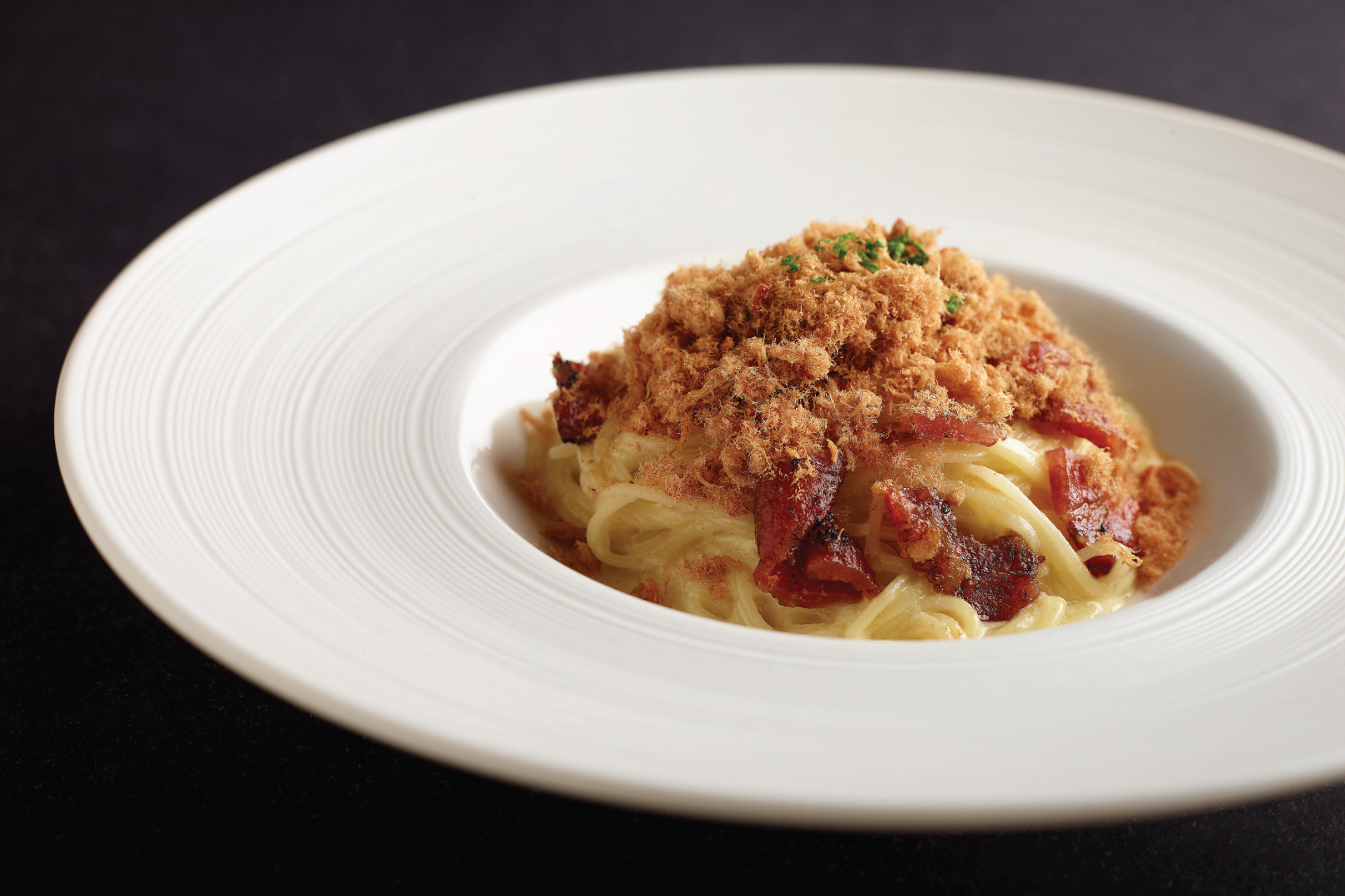 卡邦尼天使細麵 - 濃郁的天使細麵拌入辣椒美食肉乾(參巴豬肉)和香脆肉鬆。 卡邦尼天使細麵 - 濃郁的天使細麵拌入辣椒美食肉乾(參巴豬肉)和香脆肉鬆。