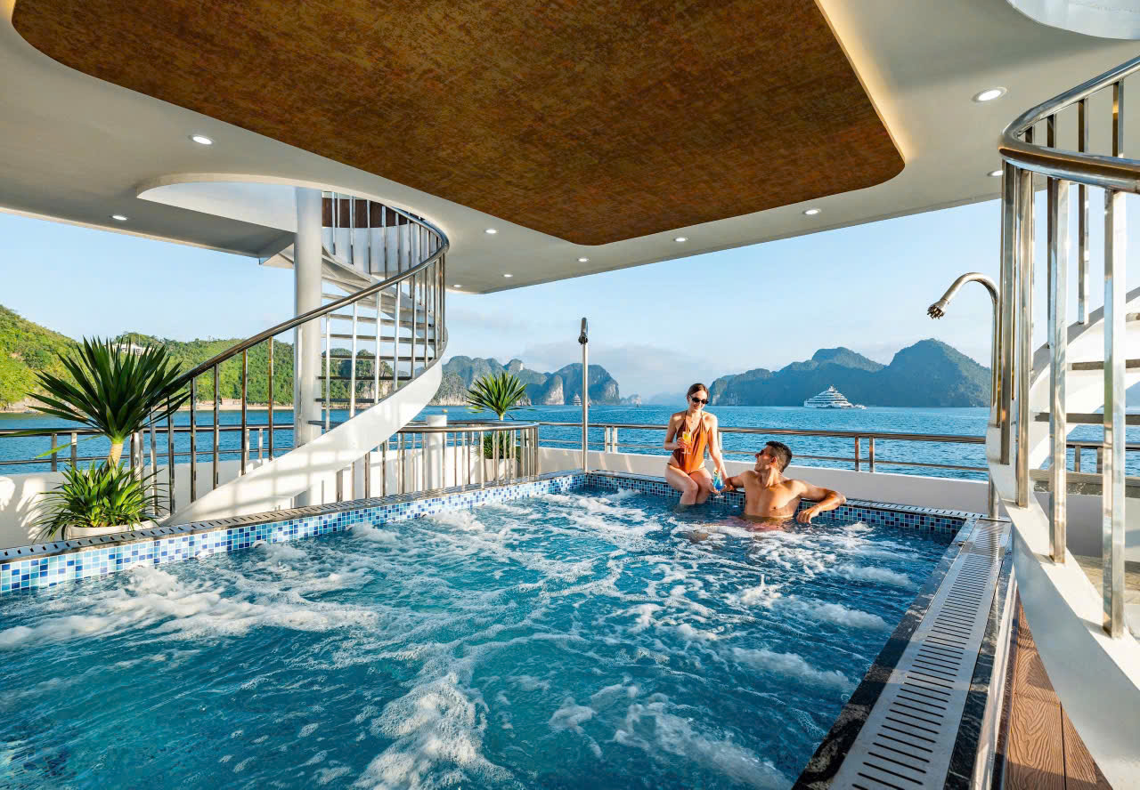 參加這個沉浸式半日遊船之旅，欣賞下龍灣的眾多小島！泳池隨時恭候您放鬆身心，欣賞令人驚歎的海灣美景。