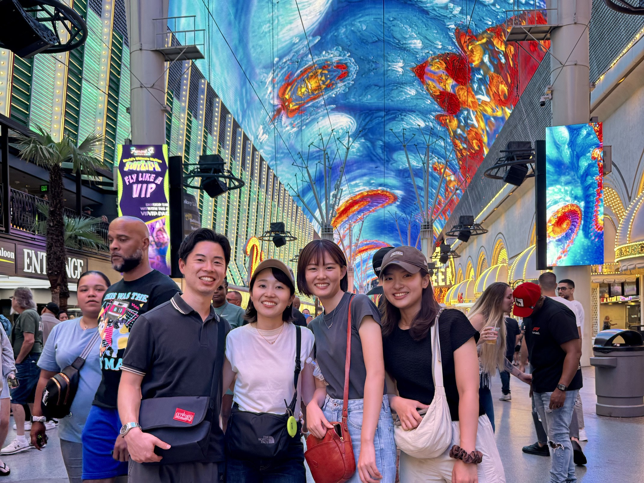 在市中心弗里蒙特街體驗區，感受長達 1,500 英尺的炫目 LED 天幕，以及充滿活力的刺激氛圍。