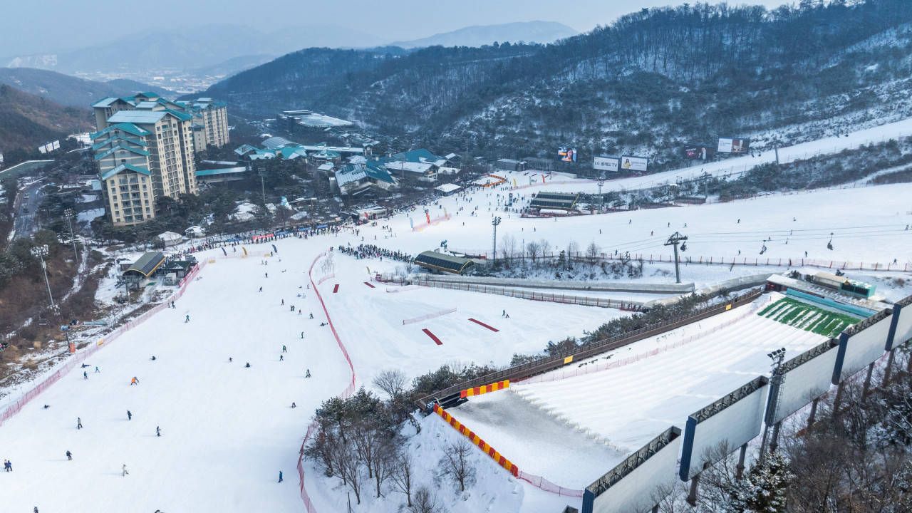適合所有年齡段的遊客,既有趣又安全——白雪皚皚的田野裡充滿了歡聲笑語。 適合所有年齡段的遊客,既有趣又安全——白雪皚皚的田野裡充滿了歡聲笑語。