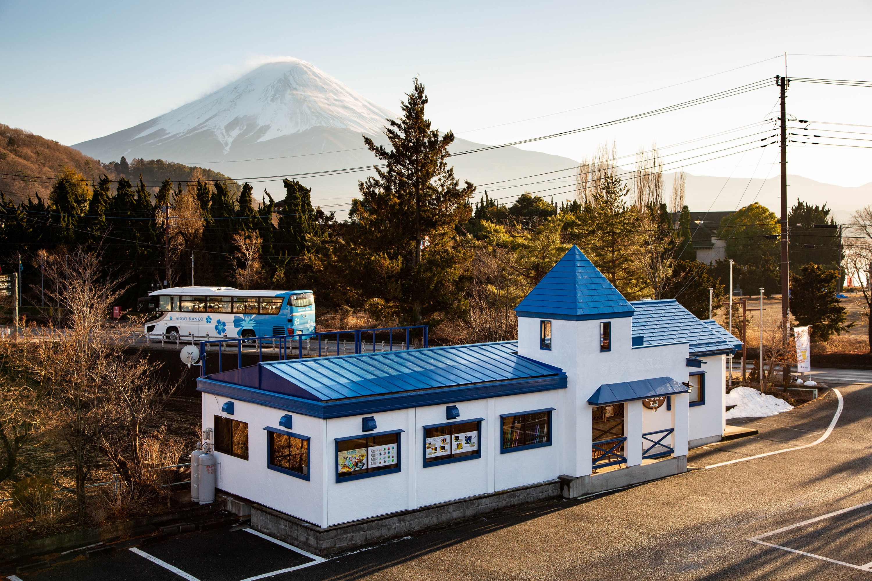 富士山景觀餐廳,以藍白相間外觀打造的可愛餐廳,坐擁富士山第一排景觀座位,一邊用餐一邊欣賞壯麗山景,是旅途中最療癒的休憩驛站。 富士山景觀餐廳,以藍白相間外觀打造的可愛餐廳,坐擁富士山第一排景觀座位,一邊用餐一邊欣賞壯麗山景,是旅途中最療癒的休憩驛站。