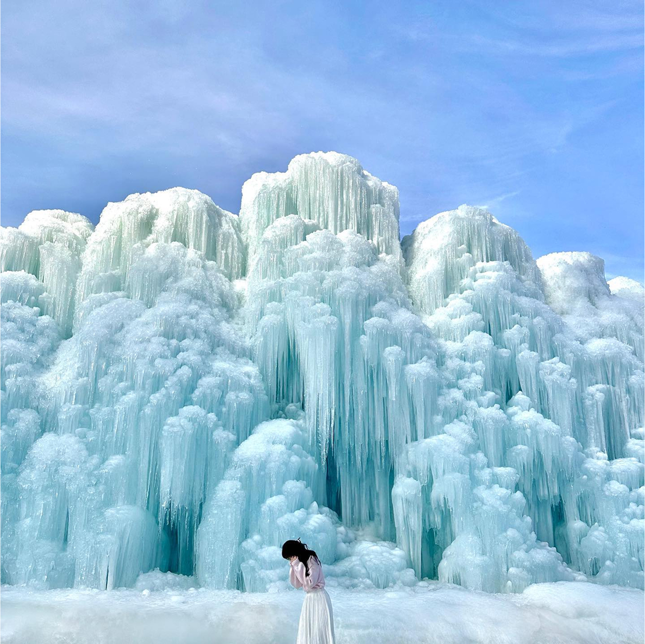 數十座冰噴泉閃耀著,宛如藝術品。 數十座冰噴泉閃耀著,宛如藝術品。