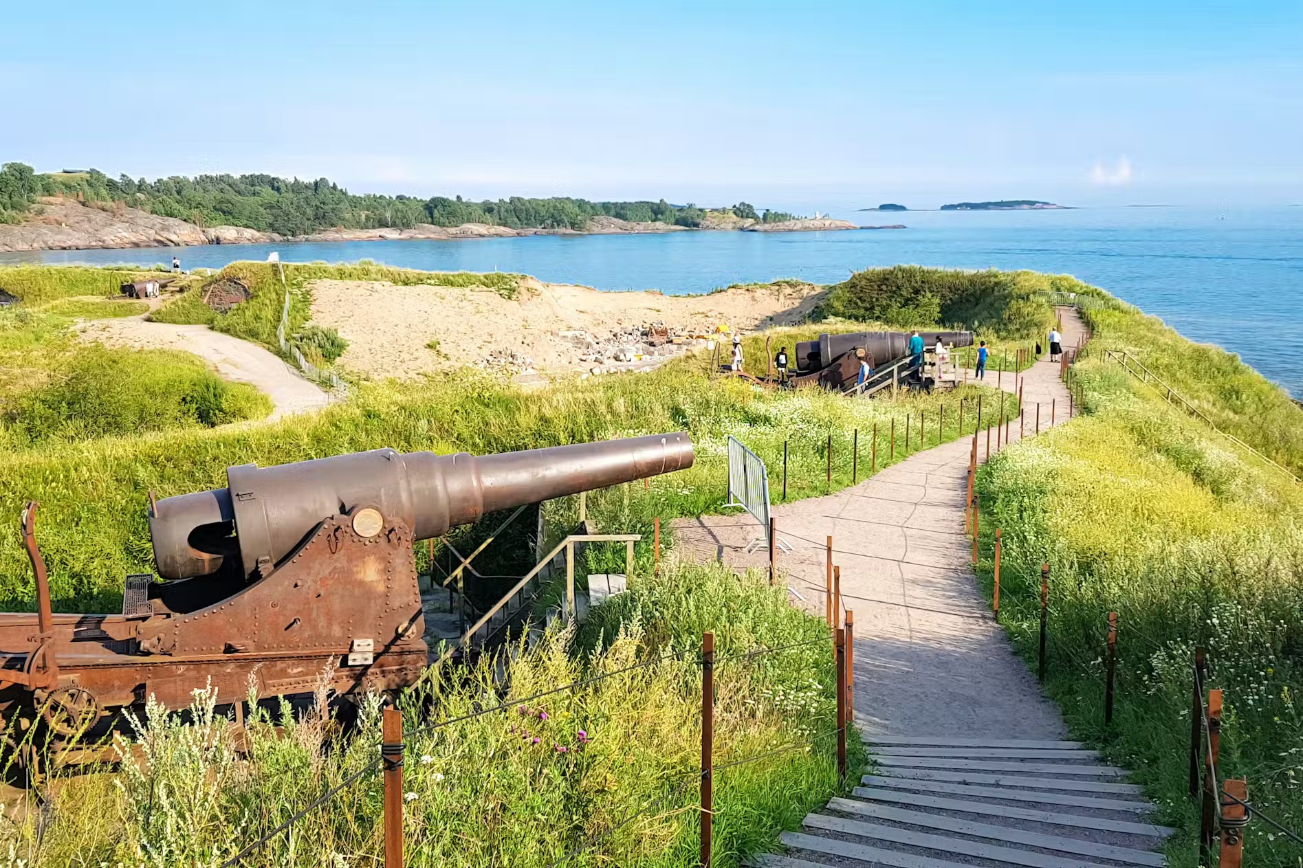 漫步於風景優美的公園，欣賞獨特的藝術紀念碑