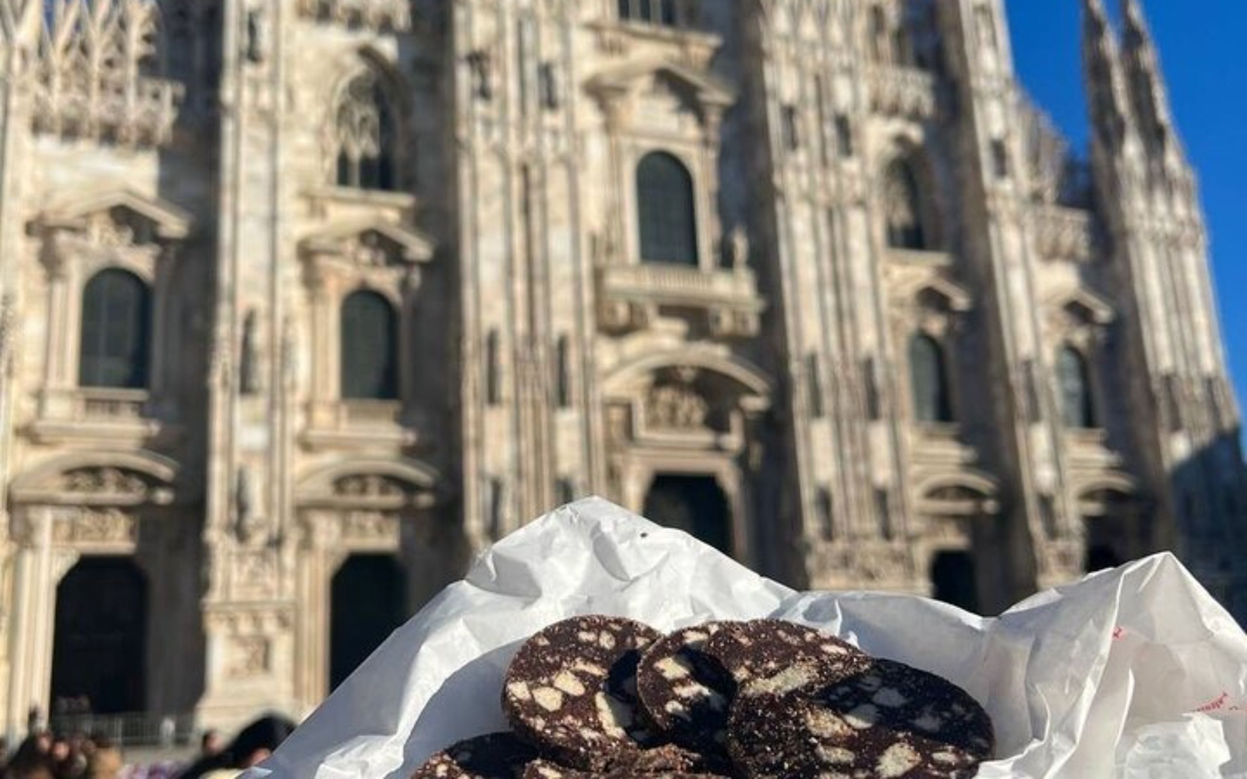 在米蘭大教堂 (Duomo) 前享用美味街頭小吃，一次滿足文化與味蕾的雙重饗宴