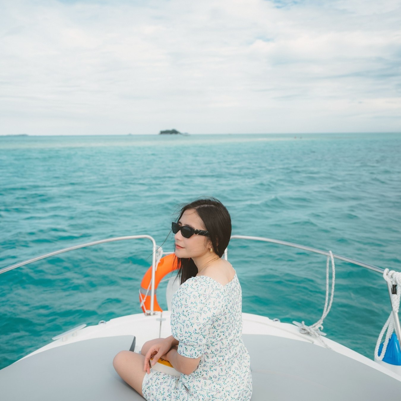搭乘遊艇，盡情飽覽迷人海景