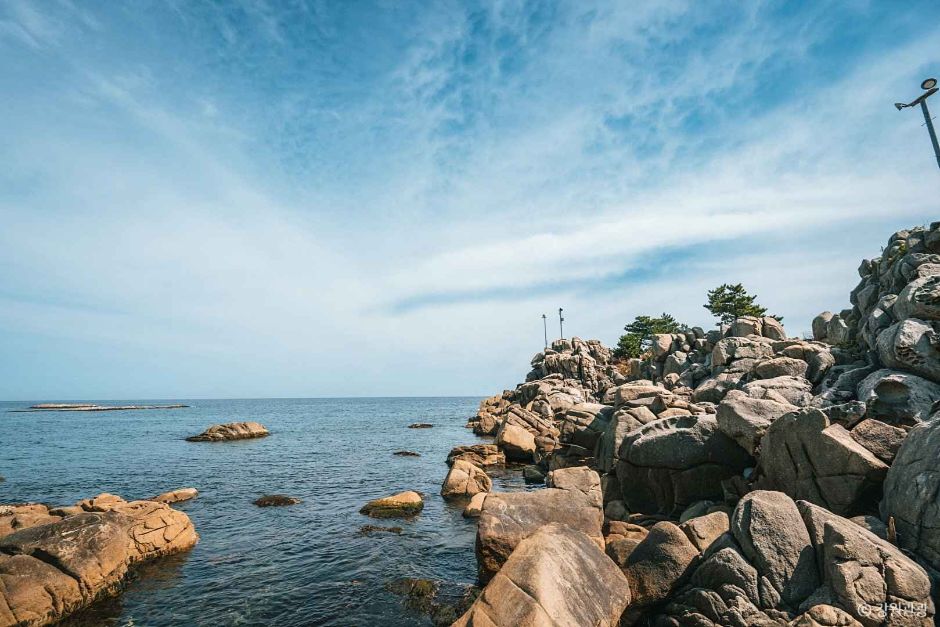 「凌駕海浪的岩島」— 凌波臺 ，是 BTS 2021 Winter Package 拍攝地~  浪濤猛烈拍擊岩壁的壯觀景象，正是凌波臺得名的原因。