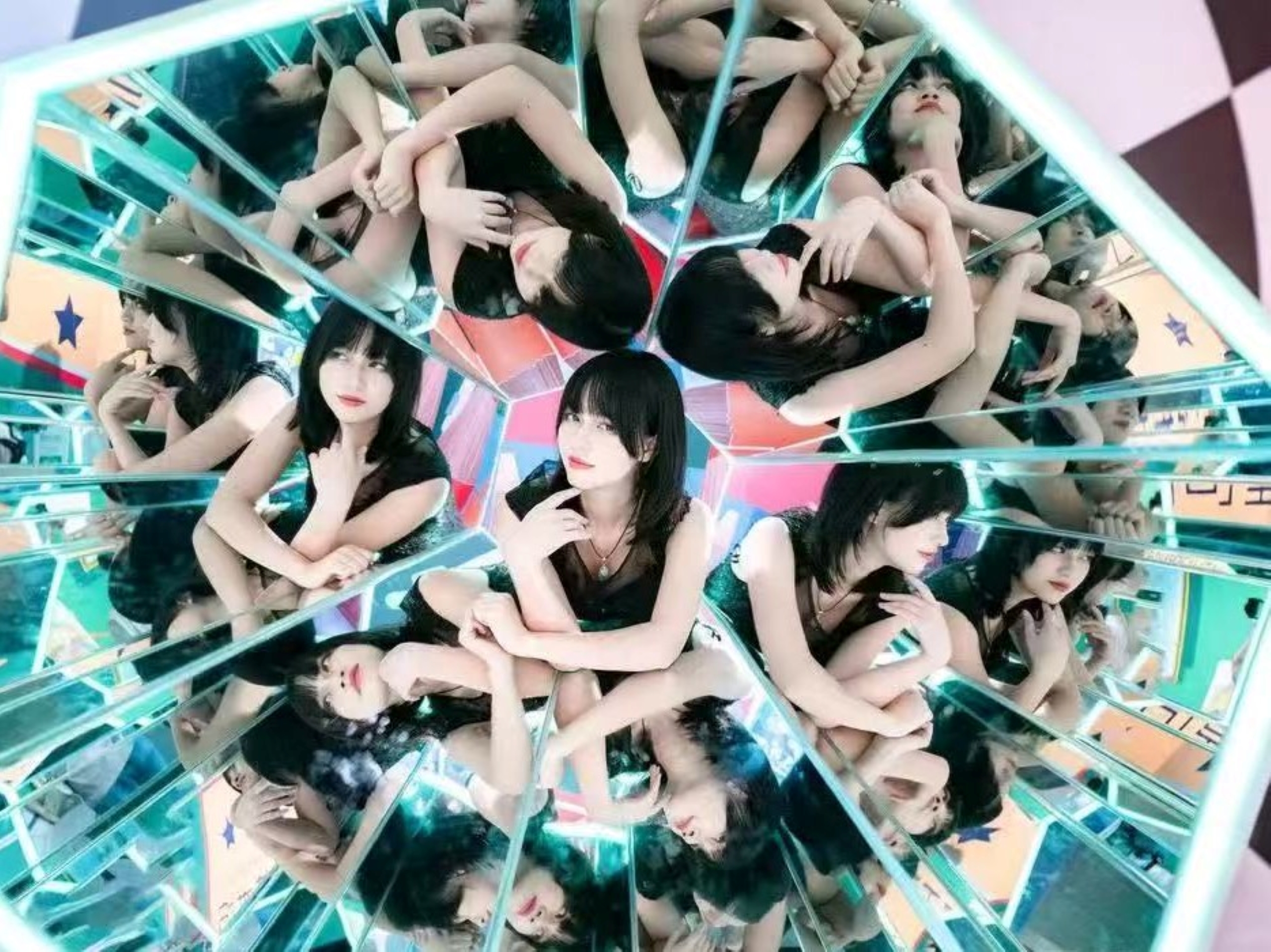 “鏡像迷宮”中，光影與鏡面交織，每一步都像是在星河中探險