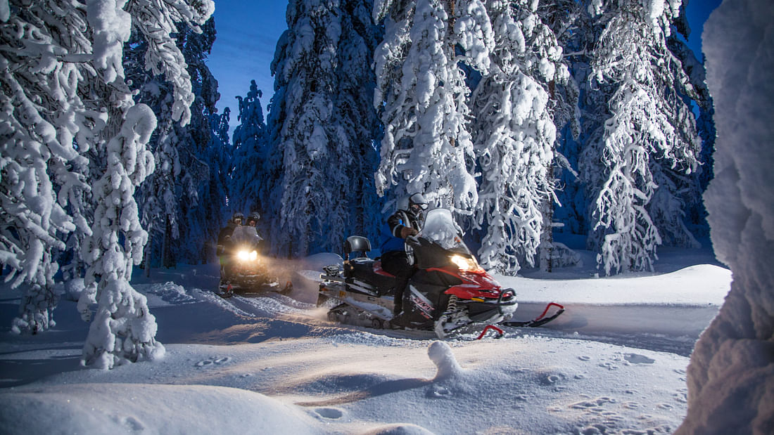 羅瓦涅米雪地摩托探險之旅和篝火之夜 (Snowmobile safari and campfire evening escape in Rovaniemi)