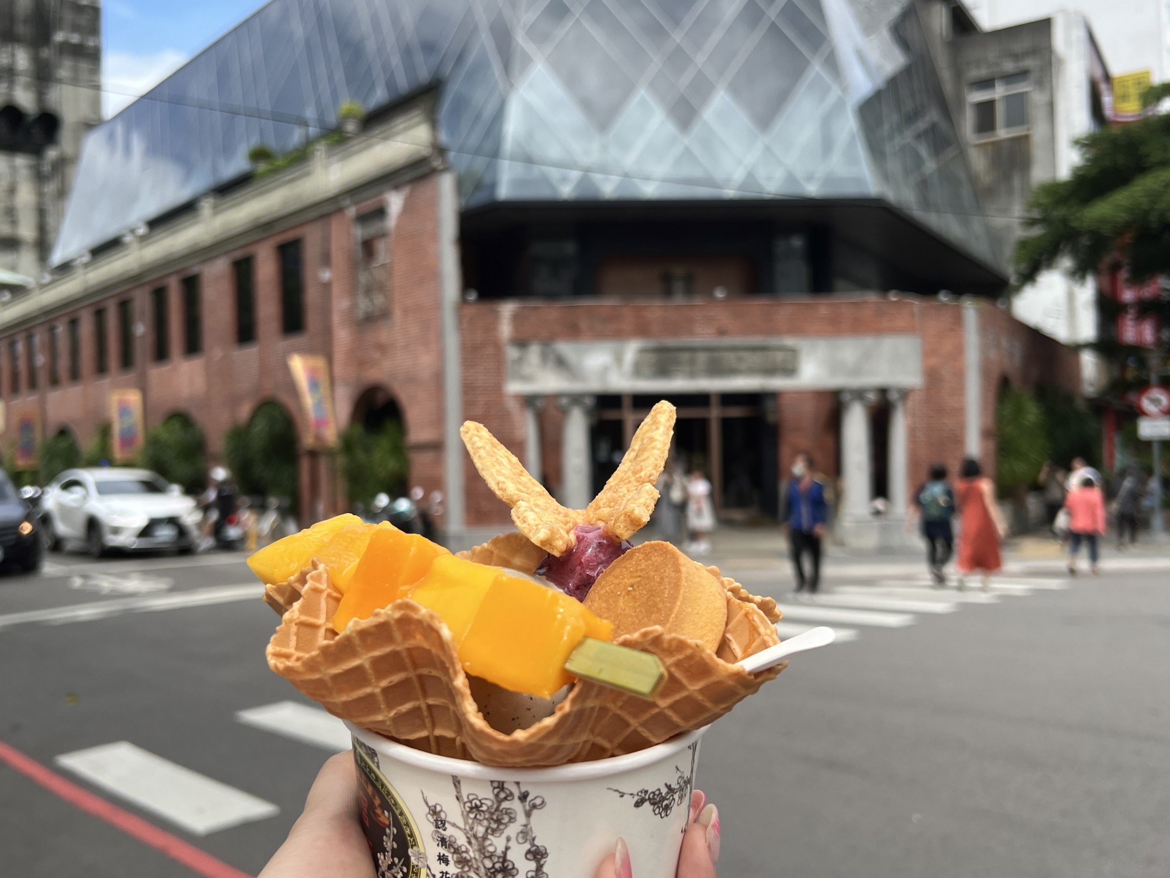 宮原眼科不只是甜點店，更是台中最療癒的打卡勝地。走在彩色玻璃與復古木樓梯交錯的光影間，手捧手工巧克力與冰淇淋，甜香四溢，每一口都是滿滿的小確幸。