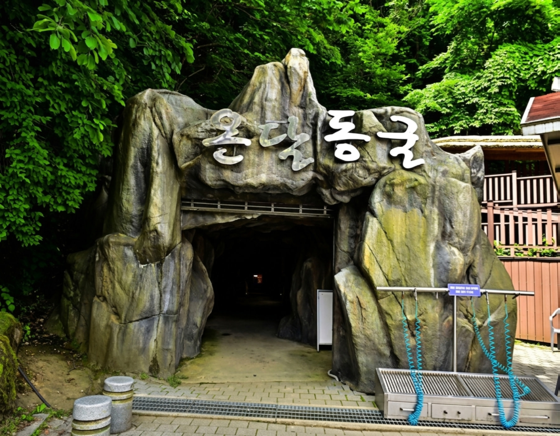 「大自然的奧秘，溫達爾洞窟」⛰️ 探索歷經數萬年保存的天然石灰岩洞穴。在涼爽的洞穴微風中，欣賞鐘乳石和石筍的藝術傑作。