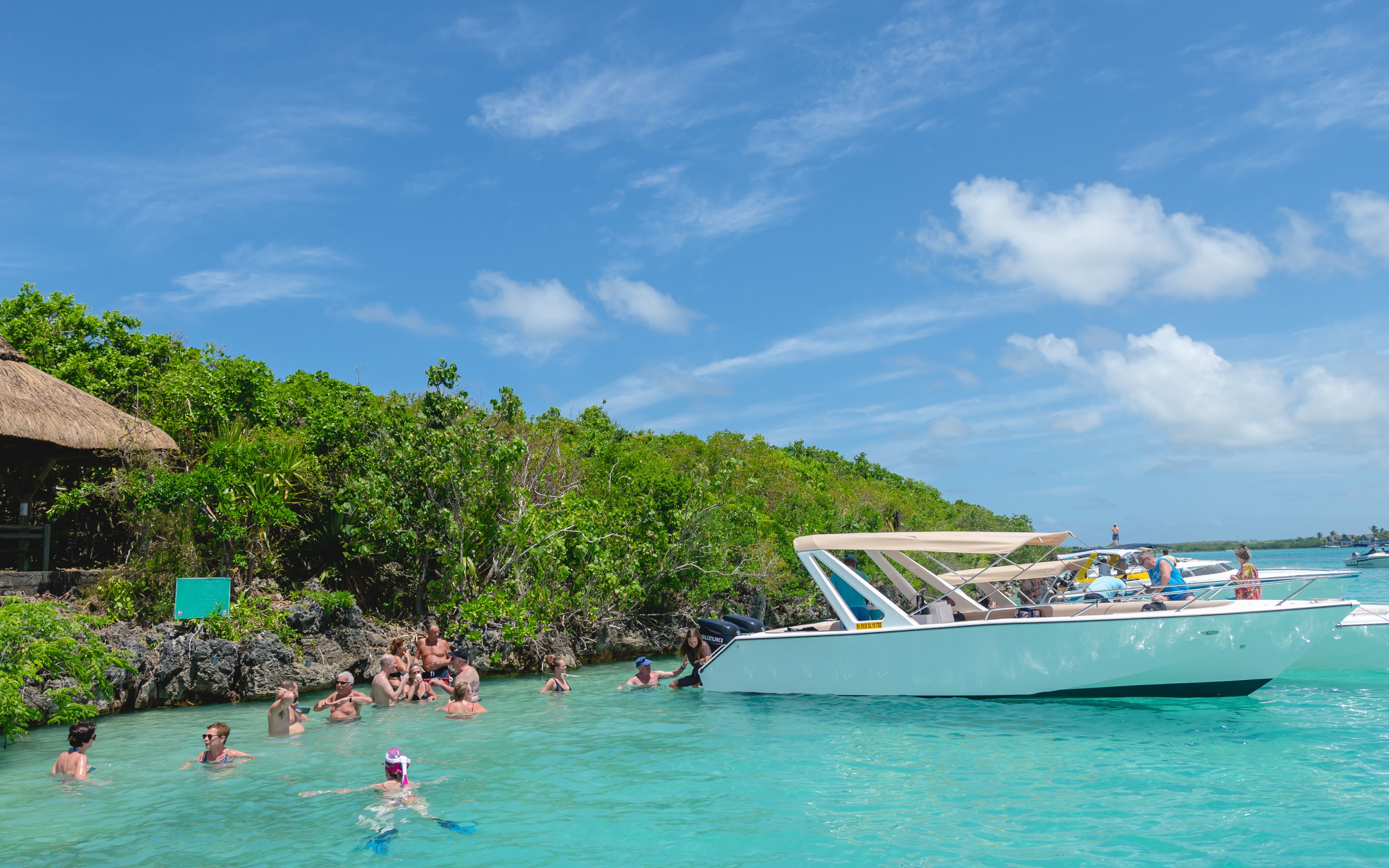 Île aux Cerfs & Lighthouse Island (île au Phare) One-day Island Hopping & Snorkeling Tour