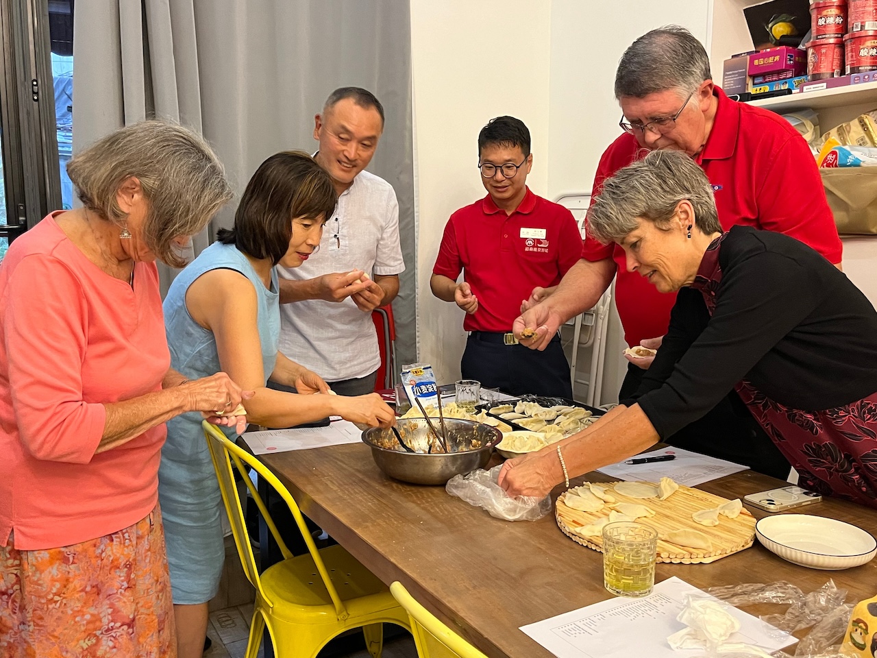 逛市區老菜場感受地道上海美食文化，包小籠包品嚐本幫味道 - Eatwith