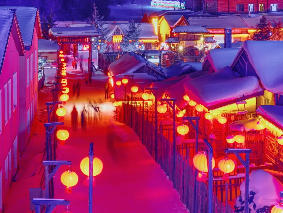[China Snow Town] The snow hanging from the rooftops, the huskies wearing cool sunglasses, the houses where "Where Are We Going, Dad?" was filmed, [Snow Town Museum], the large stone tablet and wooden gate of "China Snow Town," and the neatly arranged fro