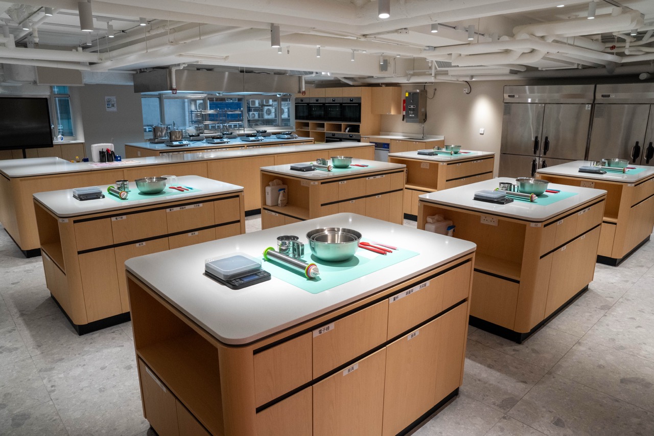 The classroom environment is clean and spacious, and all ingredients and tools have been prepared in advance.