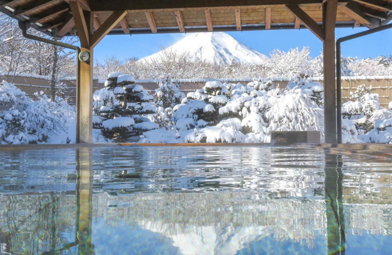 You can see Mt. Fuji from both the open-air and indoor hot springs at Benifuji-no-Yu