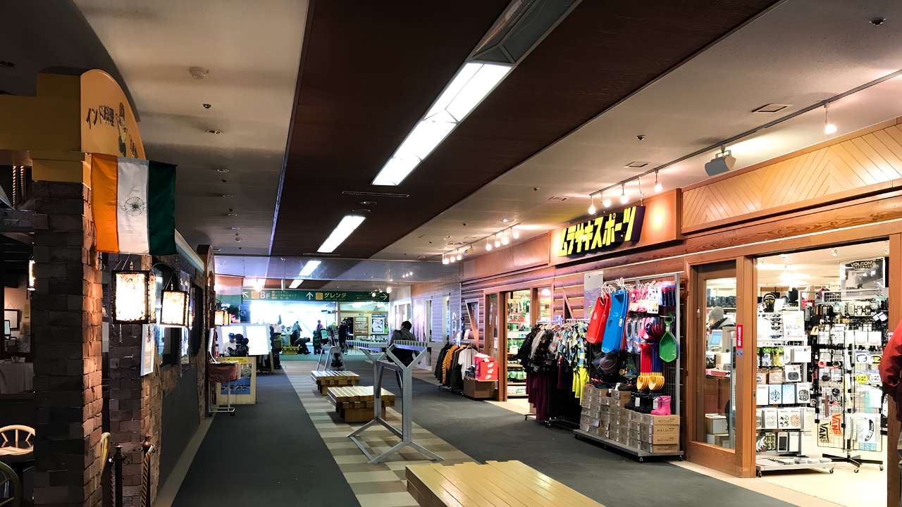 時尚基地中心集結了餐飲、裝備租借、商店和休息區，並提供免費淋浴設施，讓您在返回城市前能煥然一新。