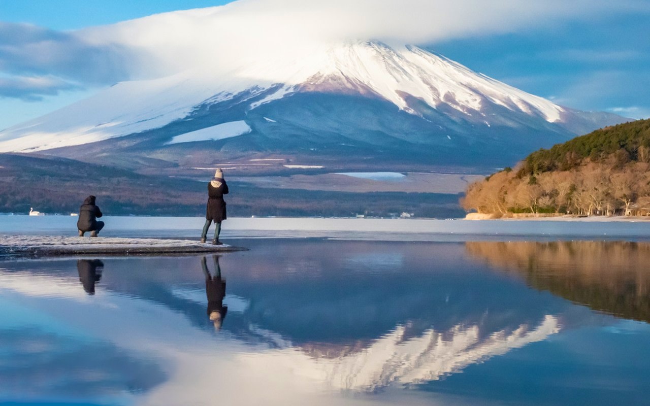 One-Day Tour of Six Popular Photo Spots in Mount Fuji & Lake Yamanaka Reverse Fuji & Arakura Sengen Park & Hikawa Clock Shop & Lawson Convenience Store (From Tokyo)