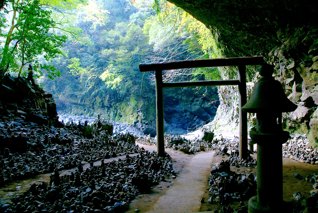 天安河原：據說在此堆積石塊許願，即可達成願望，因此前來許願的人們堆起了很多祈願石塔。