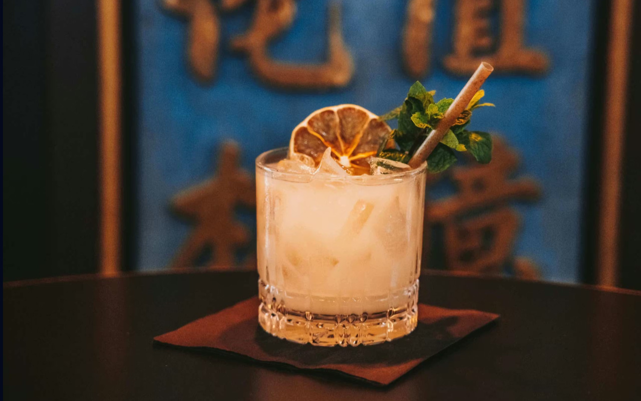 在 Smith Tower 盡享手工調酒，飽覽令人驚嘆的城市美景。