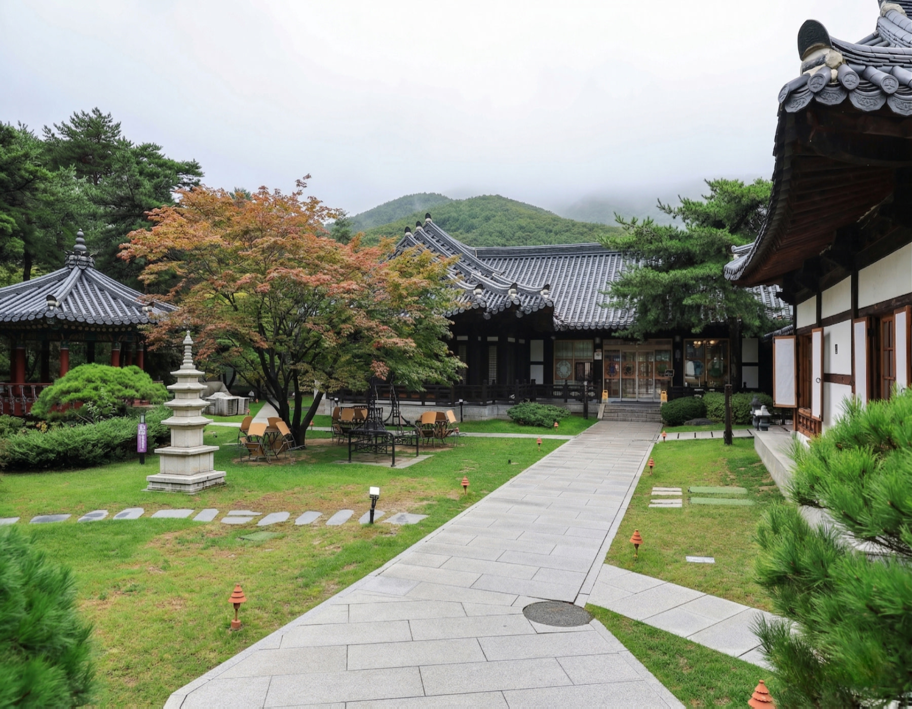 「韓屋裡的寧靜時光」在刺激的旅程後，來到雅緻的韓屋咖啡廳，在精心打理的韓式庭園中，享受真正的放鬆時刻。