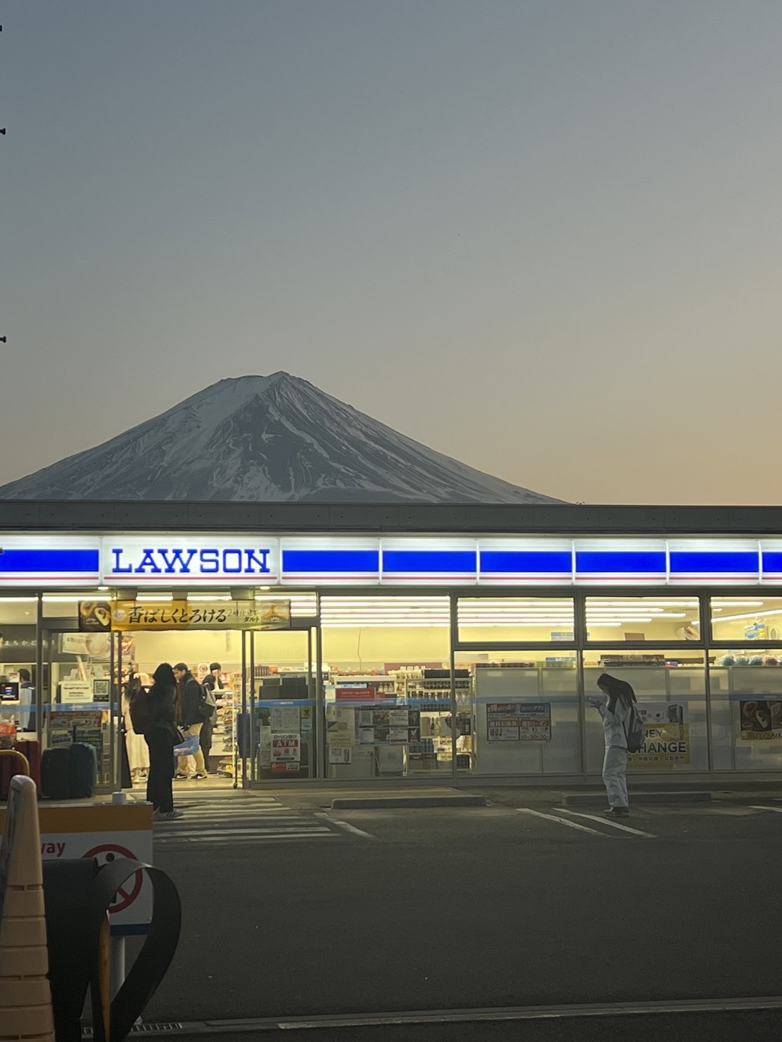 【富士山羅森便利店打卡及雙湖一日遊】 -富士山洞窟鳴澤冰穴, 河口湖，山中湖(上野或新宿出發  午餐可選神戶牛肉涮涮鍋定食)