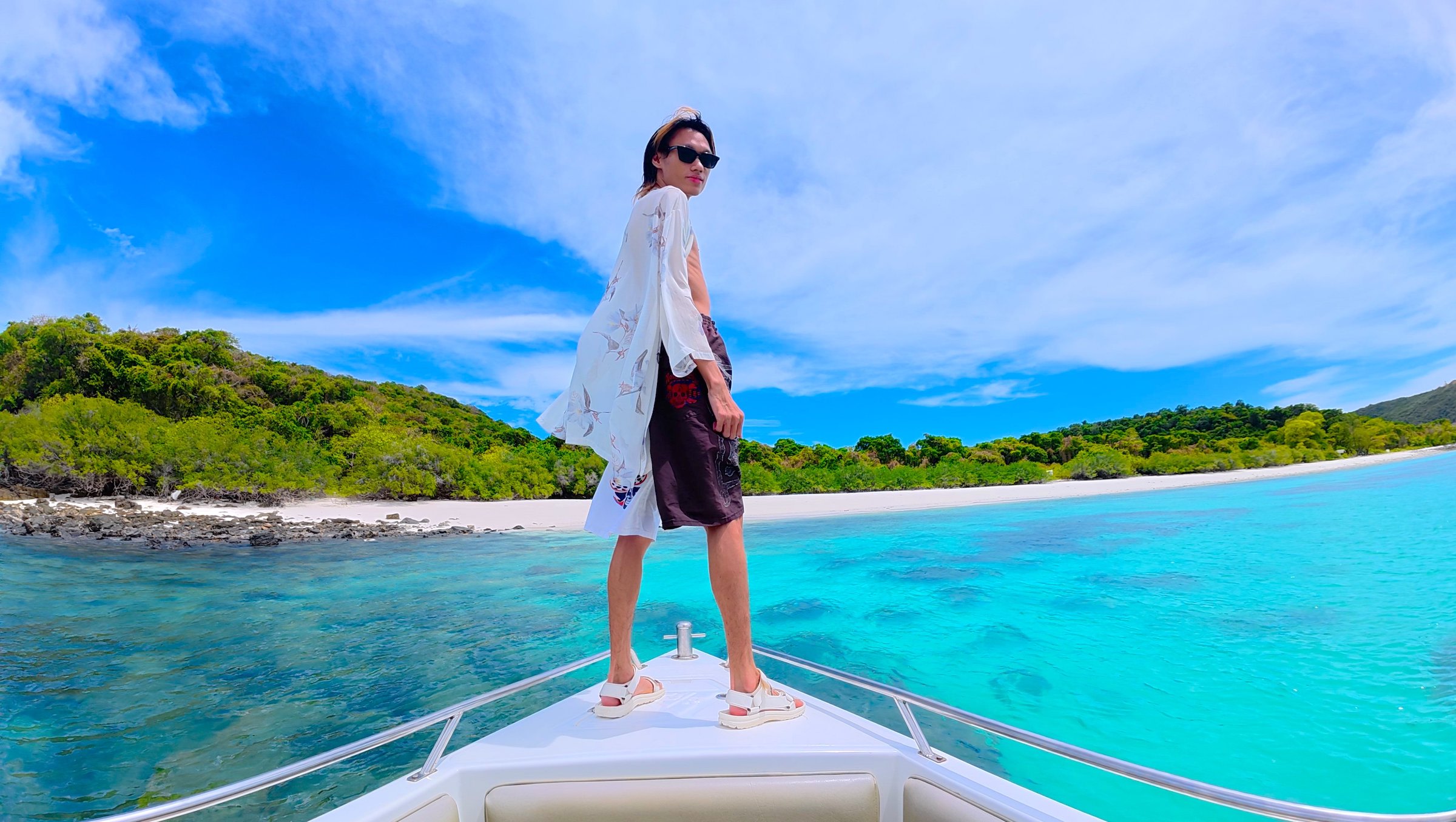 享受閣沙美珊島 (Koh Samae San) 私人快艇之旅，包含芭達雅 (Pattaya) 飯店來回接送。