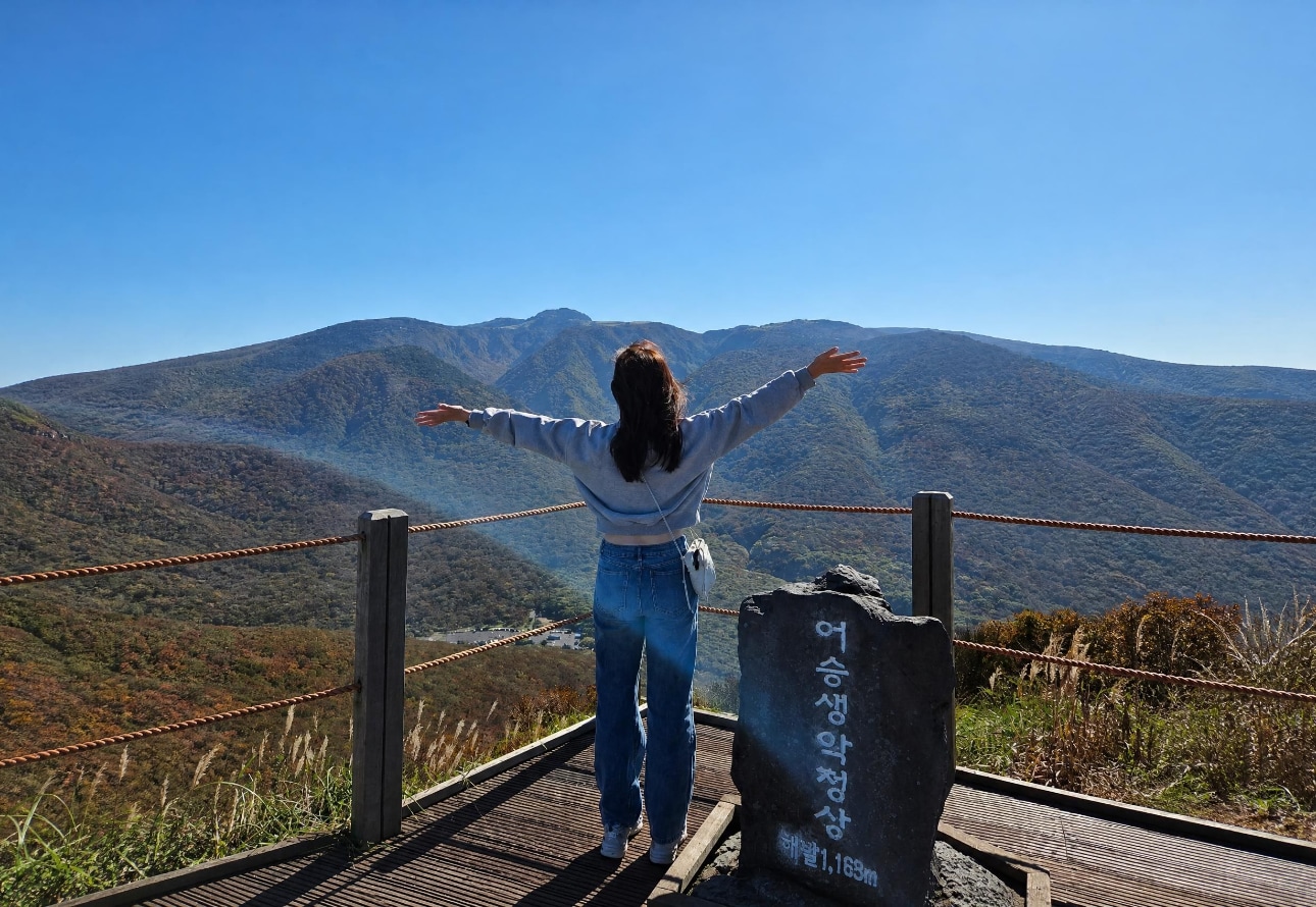 造訪御乘生岳,享受短暫而風景優美的健行,飽覽漢拏山令人驚嘆的景色。呼吸新鮮山間空氣,欣賞火山地貌和全景風光,是快速又值得的自然之旅。 造訪御乘生岳,享受短暫而風景優美的健行,飽覽漢拏山令人驚嘆的景色。呼吸新鮮山間空氣,欣賞火山地貌和全景風光,是快速又值得的自然之旅。