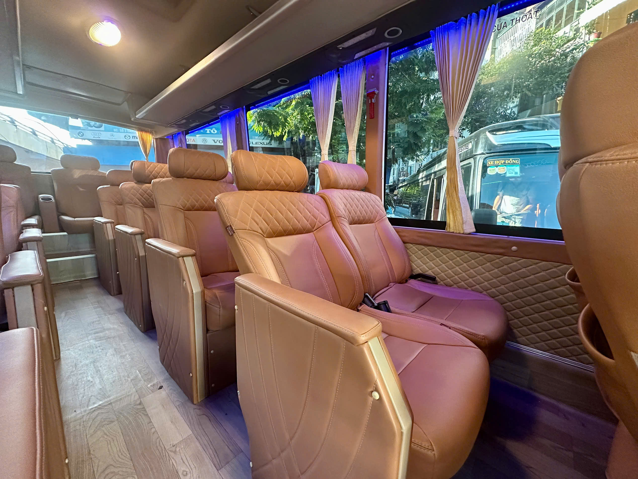 豪華禮賓巴士,僅限 19 位貴賓入座。 豪華禮賓巴士,僅限 19 位貴賓入座。