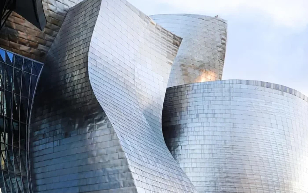 沿著內爾維翁河畔，欣賞法蘭克·蓋瑞的建築傑作，其閃爍的鈦金屬曲線令人驚嘆。