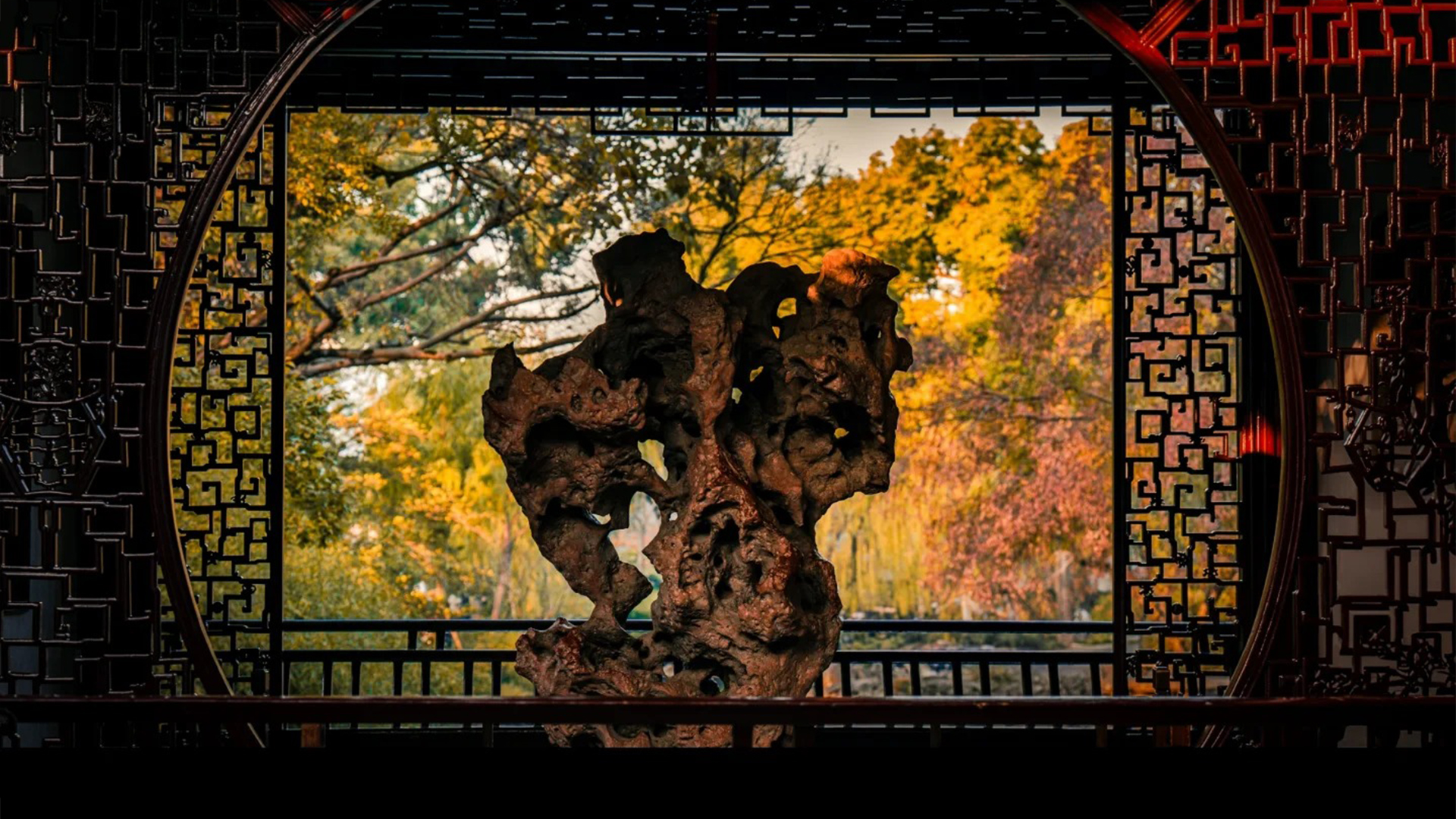 政園與文徵明等文化名人有著密切的聯繫,園內保存了大量的匾額、楹聯、碑刻等文化遺蹟,這些文化元素不僅為園林增添了濃厚的文化氛圍,也反映了中國傳統文化的精髓,具有很高的文化價值 政園與文徵明等文化名人有著密切的聯繫,園內保存了大量的匾額、楹聯、碑刻等文化遺蹟,這些文化元素不僅為園林增添了濃厚的文化氛圍,也反映了中國傳統文化的精髓,具有很高的文化價值