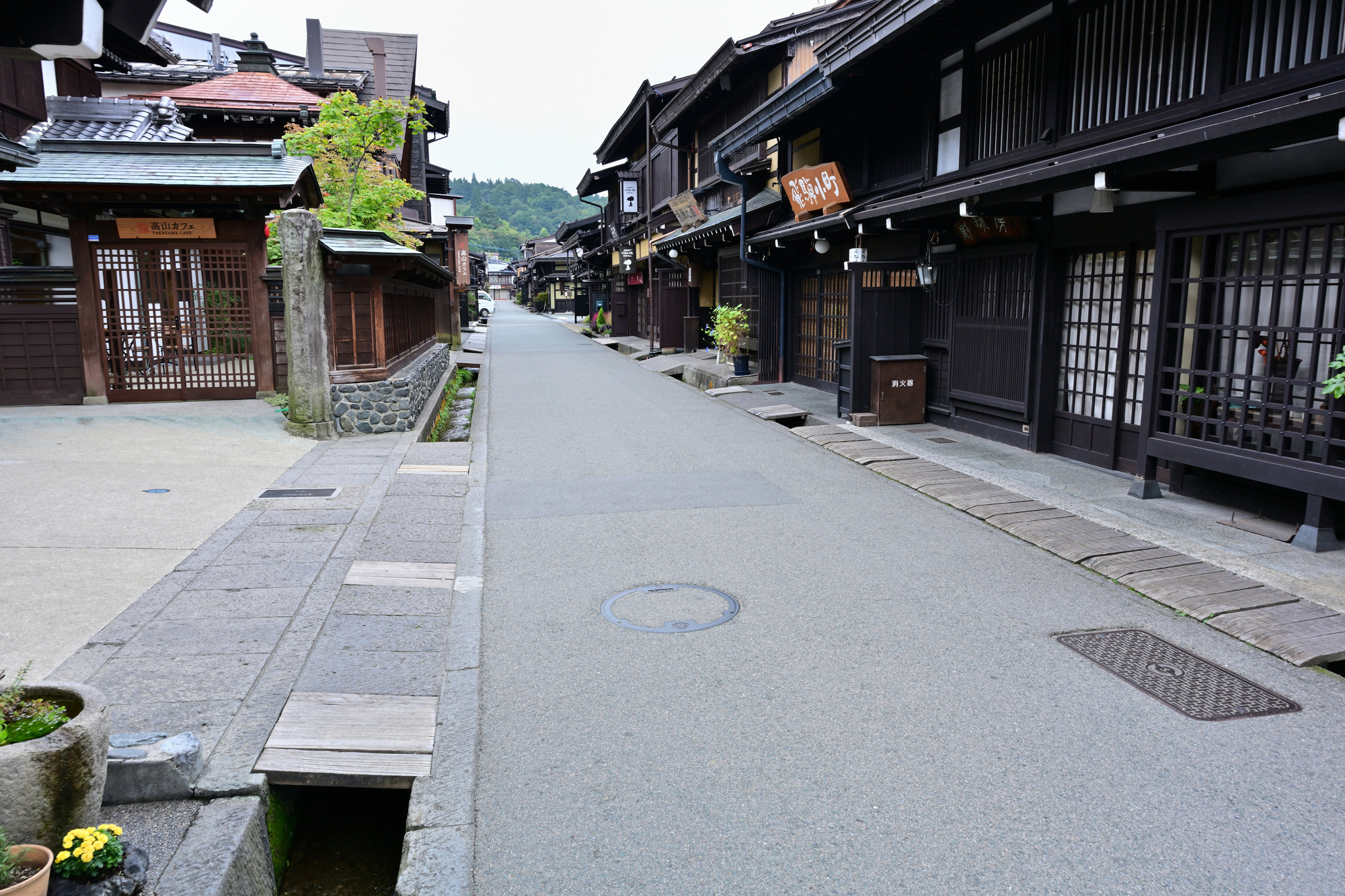 【飛驒高山】夏季的飛驒高山氣候涼爽舒適，適合悠閒漫步於古街之中。綠意盎然的山景與傳統町屋相映成趣，充滿自然與歷史交融的氛圍。此時遊客相對較少，可更靜心感受古城的寧靜與魅力。