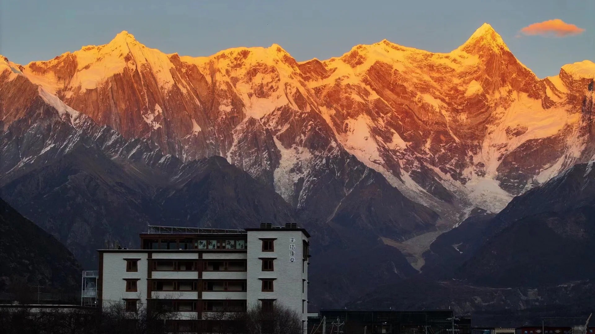 8-day Peach Blossom Tour in Lhasa, Tibet (Hidden Mountain Residence Snow Mountain View Hotel + St. Regis + Gala Peach Blossom Village + Suosong Village + Nanga Bawa Sunshine Golden Mountain + Laigu Glacier + 1V1 In-depth Explanation of Potala Palace)