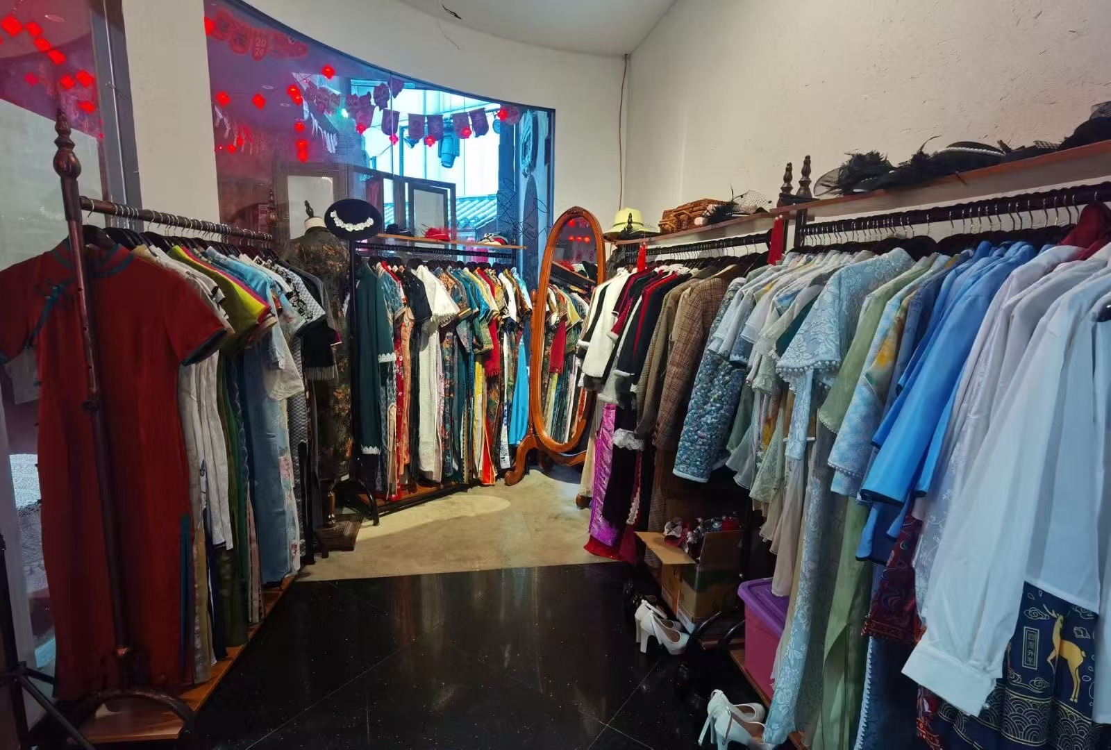 重慶古代特色服裝租賃體驗（中國服裝租賃•可選特色服裝/戲曲服裝主題拍攝•可選白天/全天重慶解放碑洪崖洞私人攝影師•特色餐食•歷史文化）
