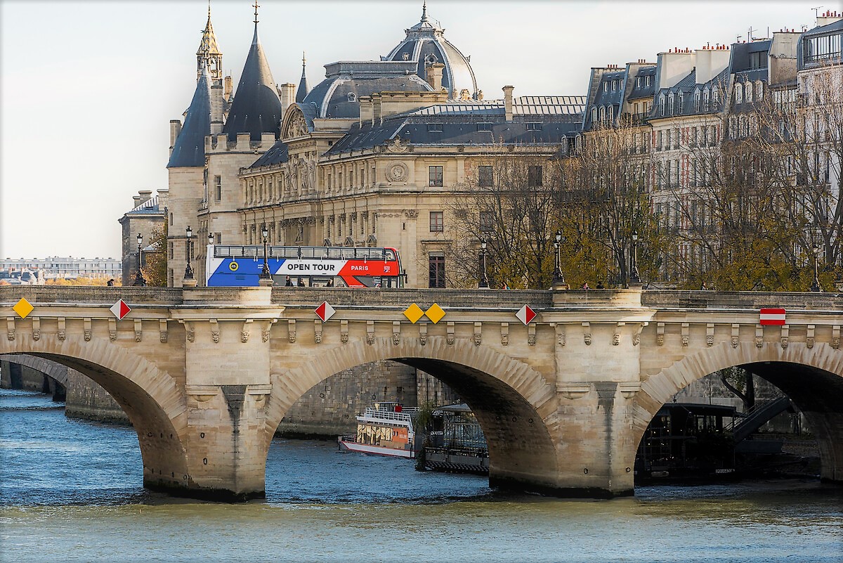 Paris Kids Tour in Panoramic Bus