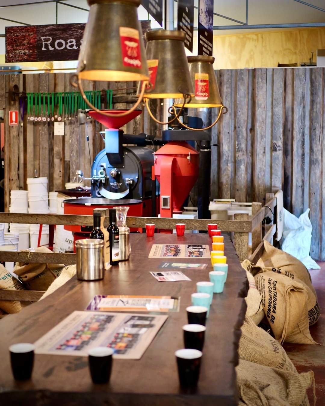第一站來到亞哈瓦咖啡工廠 (Yahava Koffeeworks)，體驗來自各國的咖啡品鑑大師課程。