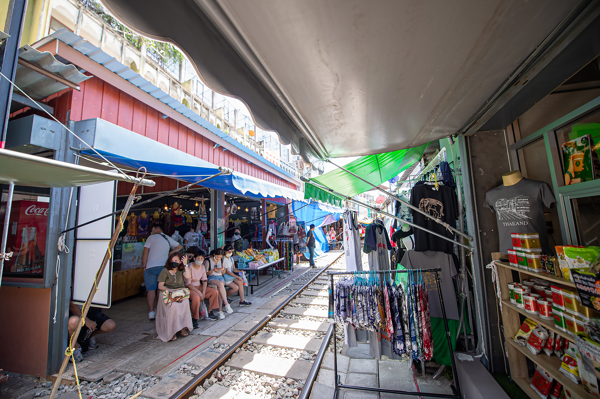 參觀著名的鐵路市場,那裡的攤販直接在火車軌道上擺攤設點 參觀著名的鐵路市場,那裡的攤販直接在火車軌道上擺攤設點