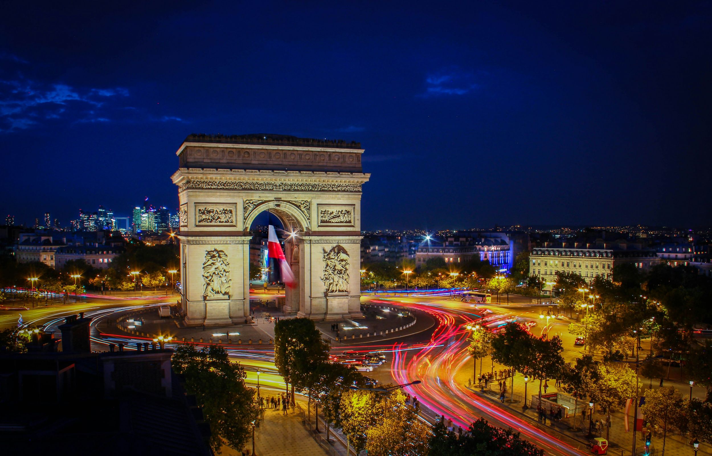 夜幕低垂，巴黎的永恆優雅展露無遺。歷史的沉澱與城市的脈動在此交會，迸發出璀璨活力。