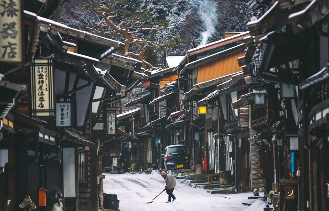 古街的石板路上，也積了一層厚厚的雪，像是鋪上了一條柔軟的白色地毯，每走一步都會留下清晰的腳印，發出 “咯吱咯吱” 的聲響