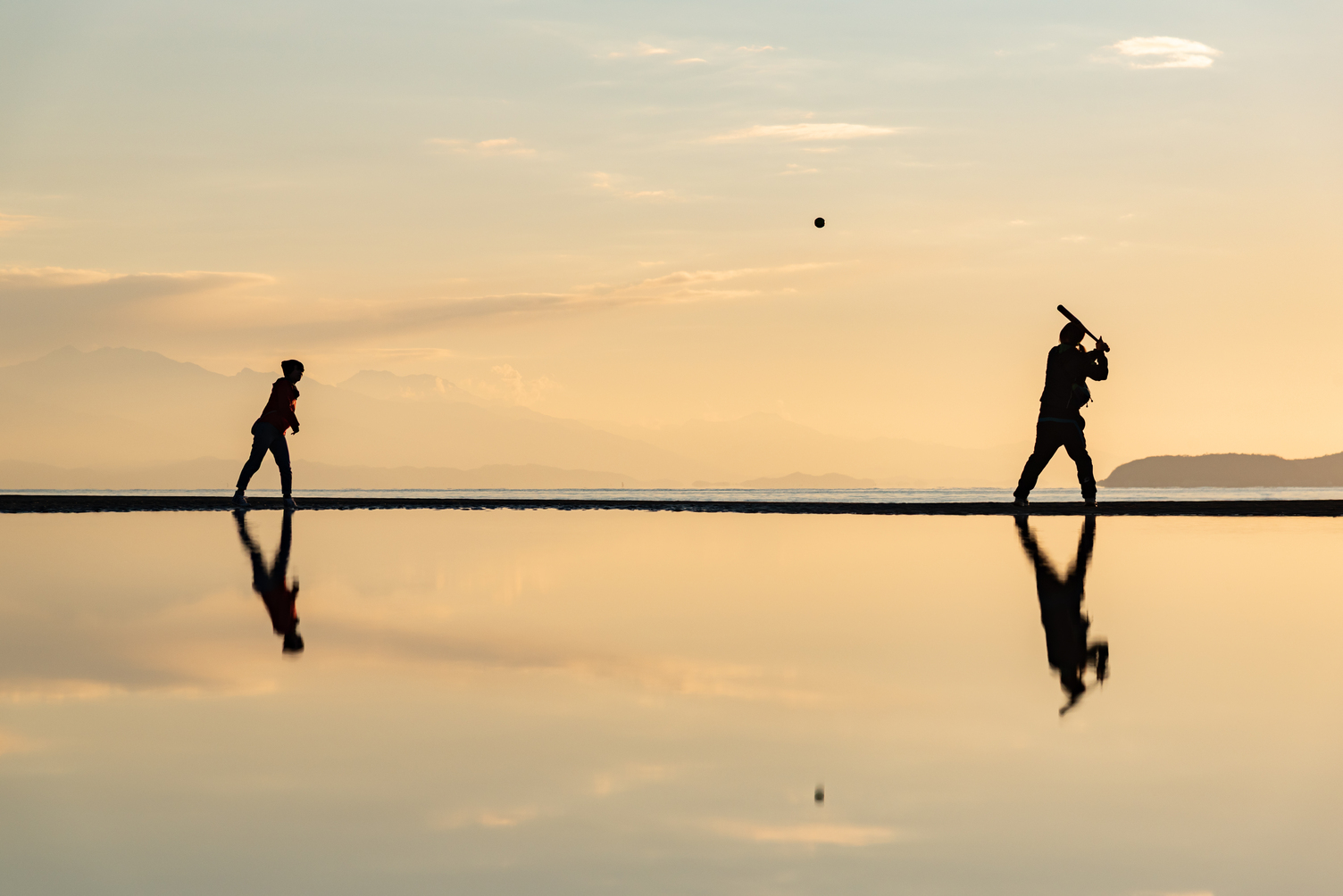 父母濱海灘，擁有橙色的沙灘。